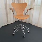Arne Jacobsen Series 7 Swivel Adjustable Armchair Model 3217 Fritz Hansen