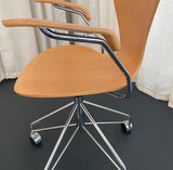 Arne Jacobsen Series 7 Swivel Adjustable Armchair Model 3217 Fritz Hansen
