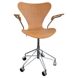 Arne Jacobsen Series 7 Swivel Adjustable Armchair Model 3217 Fritz Hansen